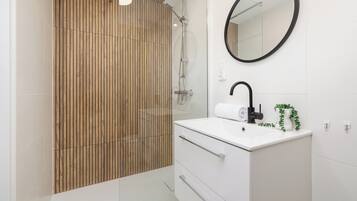 Studio, Kitchen | Bathroom | Shower, towels, soap, shampoo