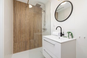 Studio, kjøkken | Bad | Dusj, håndklær, såpe og sjampo