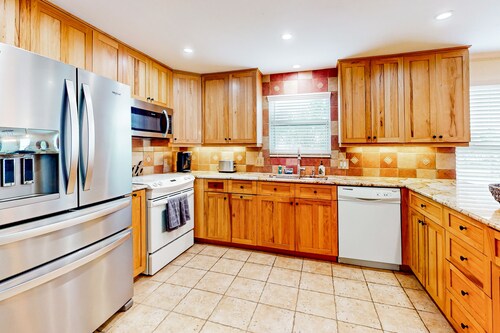 Across street from  Gulf with balcony & central AC - dog/snowbird-friendly