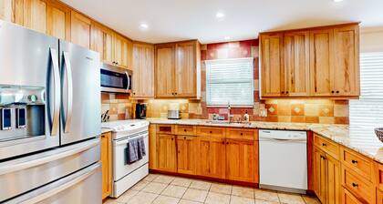 Across street from Gulf with balcony & central AC - dog/snowbird-friendly