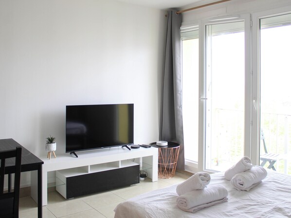 WiFi, bed sheets - Cocoon of love at the gates of the City of Light (Aubervilliers)