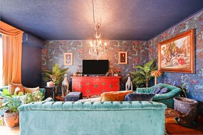 TV - Chic Central Quiet Apt with Free Parking (Southbank)