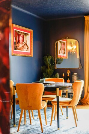 Dining - Chic Central Quiet Apt with Free Parking (Southbank)