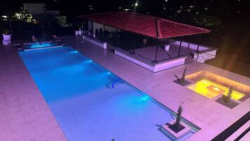 Una piscina al aire libre, una piscina climatizada