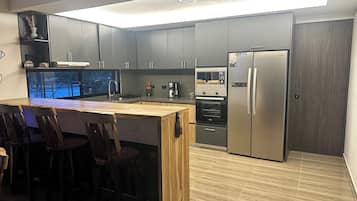 Refrigerador, microondas, horno y parrilla de estufa