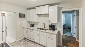Private kitchen - Luxury 6-Bedroom House in Saint Louis (St. Louis)