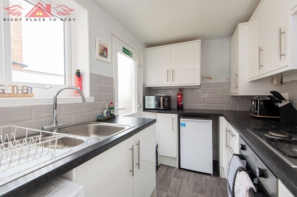Microwave, stovetop, cookware/dishes/utensils, dining tables - Spacious Darlington 3BR Home near City Centre with Garden and Parking - sleeps 6 (Darlington)