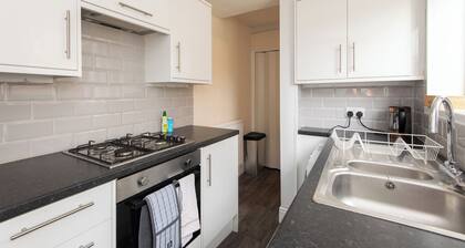 Spacious Darlington 3BR Home near City Centre with Garden and Parking - sleeps 6