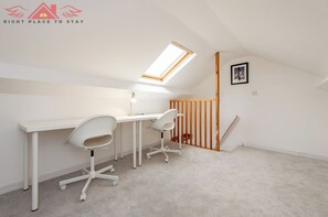 Interior - Spacious Darlington 3BR Home near City Centre with Garden and Parking - sleeps 6 (Darlington)