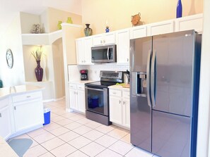 Fridge, oven, stovetop, dishwasher - EP1051SEL - Private Vacation Pool Home Near Disney (Kissimmee)