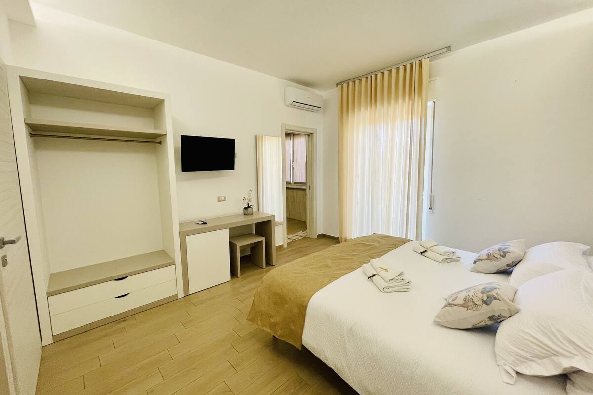 Deluxe Triple Room | Minibar, desk, iron/ironing board (on request), WiFi (free)