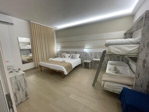 Kamar Quadruple Mewah | Minibar, meja kerja, setrika/meja setrika, dan Wi-Fi gratis