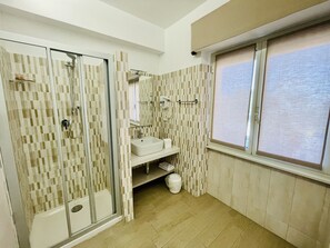 Deluxe Triple Room | Bathroom - La trinacria (Syracuse)