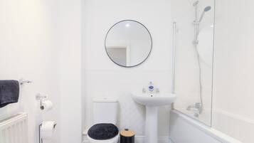 SĂšche-cheveux, serviettes fournies, savon, shampoing