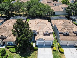 Un quartier résidentiel composé de plusieurs maisons dotées de toits à deux versants et de garages attenants.
