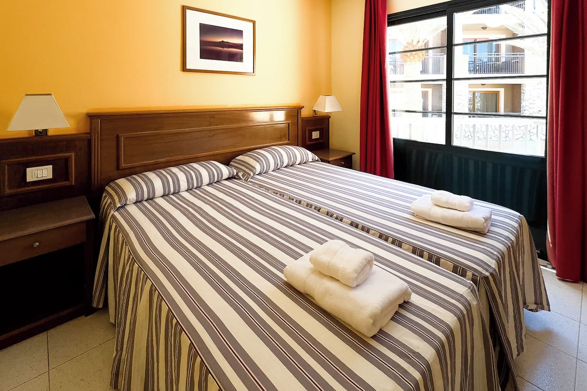 1 habitación, tabla de planchar con plancha, wifi gratis y ropa de cama