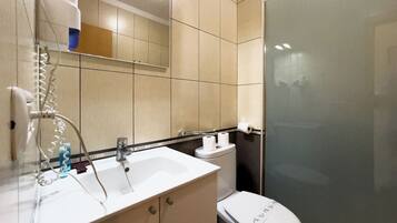 Douche, sĂšche-cheveux, serviettes fournies