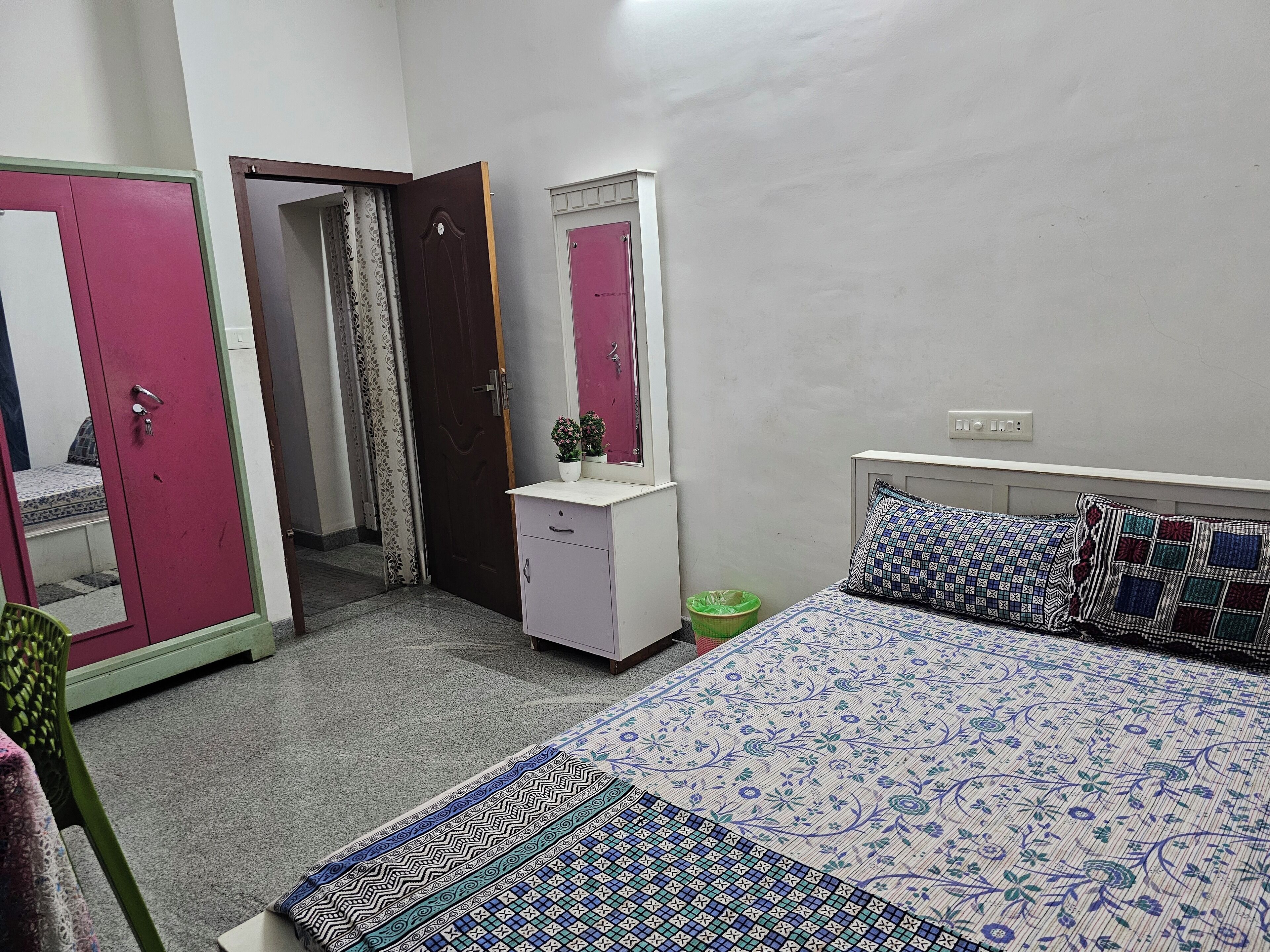 3 室のベッドルーム、アイロン / アイロン台、WiFi (無料)、ベッドシーツ