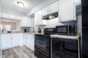 Private kitchen - Serene 2 Bdr Townhome in the Heart of Longview (Longview)
