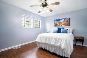 2 bedrooms, iron/ironing board, WiFi, bed sheets - Serene 2 Bdr Townhome in the Heart of Longview (Longview)