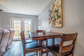 Dining - Serene 2 Bdr Townhome in the Heart of Longview (Longview)