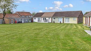 Un quartier résidentiel avec de nombreuses maisons, une pelouse bien entretenue et un ciel dégagé.