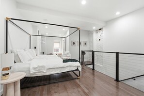 3 bedrooms, iron/ironing board, WiFi, bed sheets - Gorgeous Row house steps away from Butler Street! (Pittsburgh)