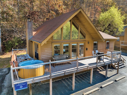 Lakeside 3 bedroom chalet with hot tub!!
