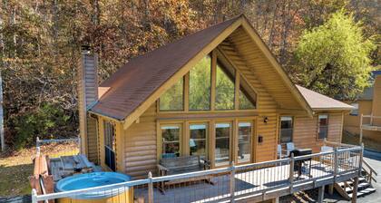 Lakeside 3 bedroom chalet with hot tub!!