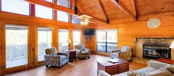 Lakeside 3 Bedroom Chalet with a hot tub!