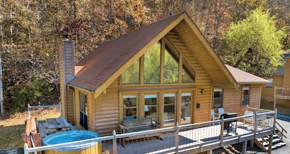 Lakeside 3 bedroom chalet with hot tub at Safe Harbor Eagle Cove