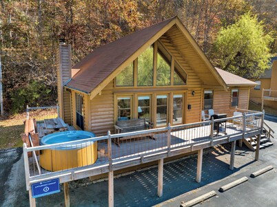 Lakeside 3 bedroom chalet with hot tub at Safe Harbor Eagle Cove