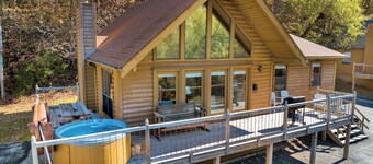 Lakeside 3 bedroom chalet with hot tub at Safe Harbor Eagle Cove