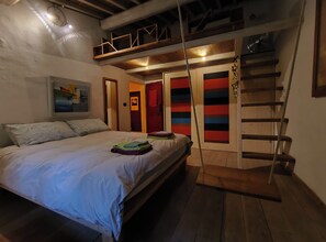 3 bedrooms, travel cot, WiFi, bed sheets