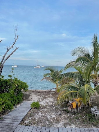 Plage. Escape to Paradise: 1-Bedroom 1 bath 2 Boat Docks with Sunrise and sunset Views!