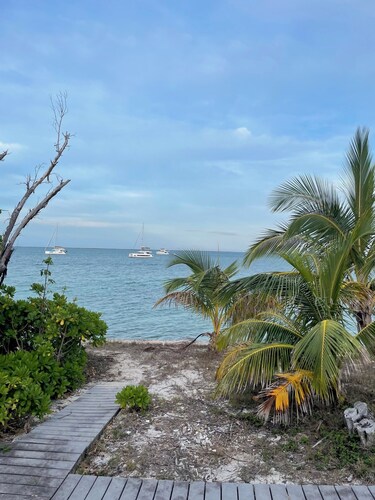 Escape to Paradise: 1-Bedroom 1 bath 2 Boat Docks with Sunrise and sunset Views!