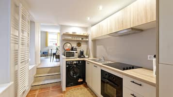 Fridge, microwave, oven, coffee/tea maker