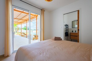 4 bedrooms, iron/ironing board, free WiFi, bed sheets