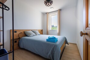 4 slaapkamers, een strijkplank/strijkijzer, gratis wifi, beddengoed