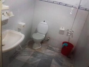 Chambre Double Deluxe | Salle de bain | Douche, articles de toilette de luxe, serviettes fournies, savon