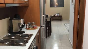 Fridge, oven, stovetop, coffee/tea maker