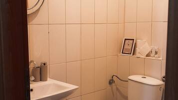 Dusche, HandtĂŒcher, Seife, Shampoo