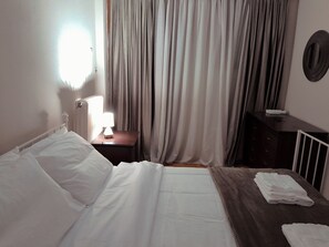 1 habitación, tabla de planchar con plancha y cuna de viaje