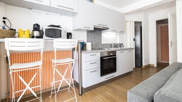 Réfrigérateur, micro-ondes, four, lave-vaisselle