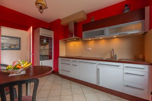 Refrigerador, microondas, horno y lavavajillas 