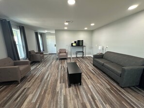 Suite – standard | Skrivebord, wi-fi (inkludert) og sengetøy