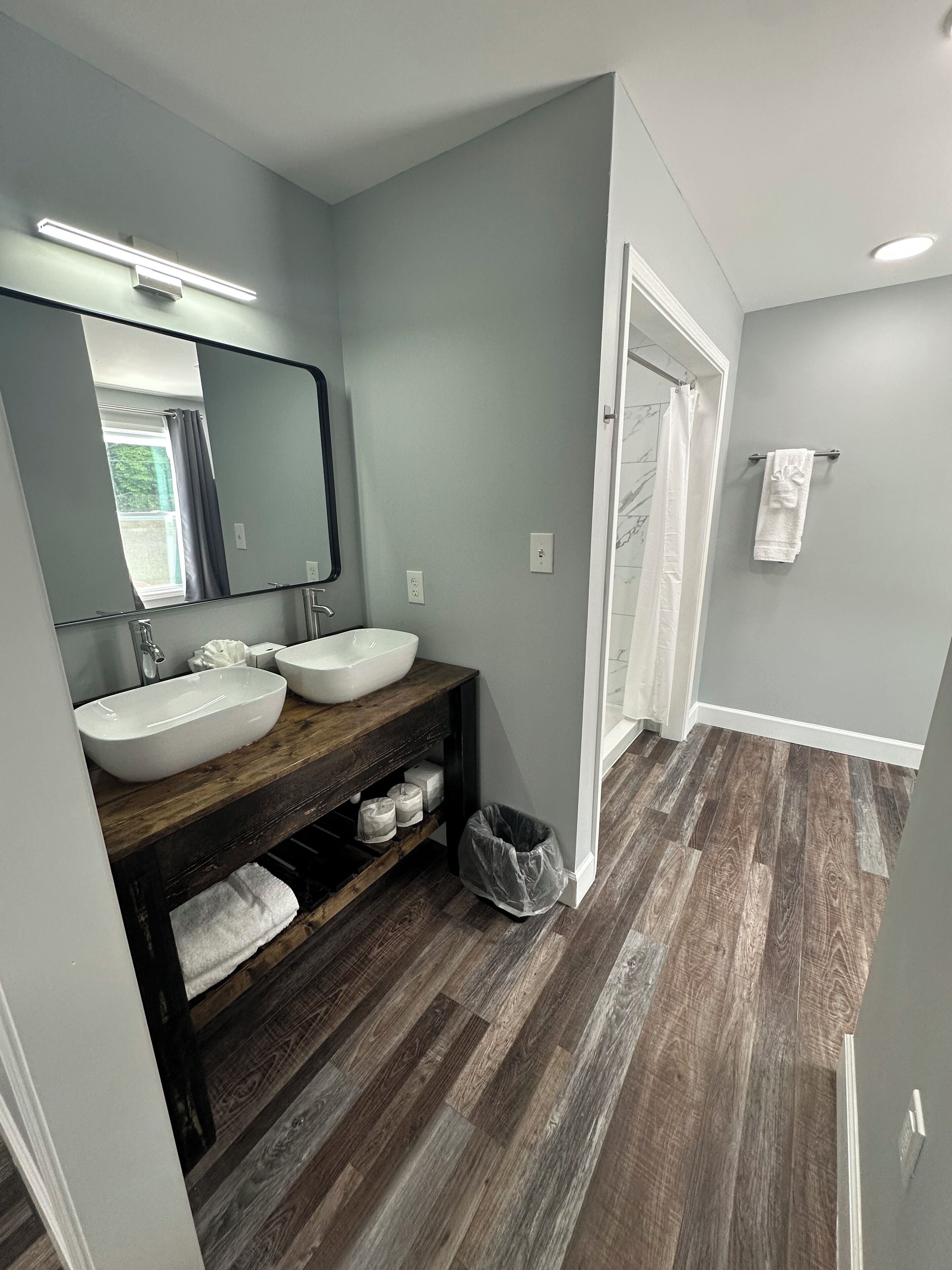 Standard Suite | Bathroom | Towels, soap, shampoo, toilet paper