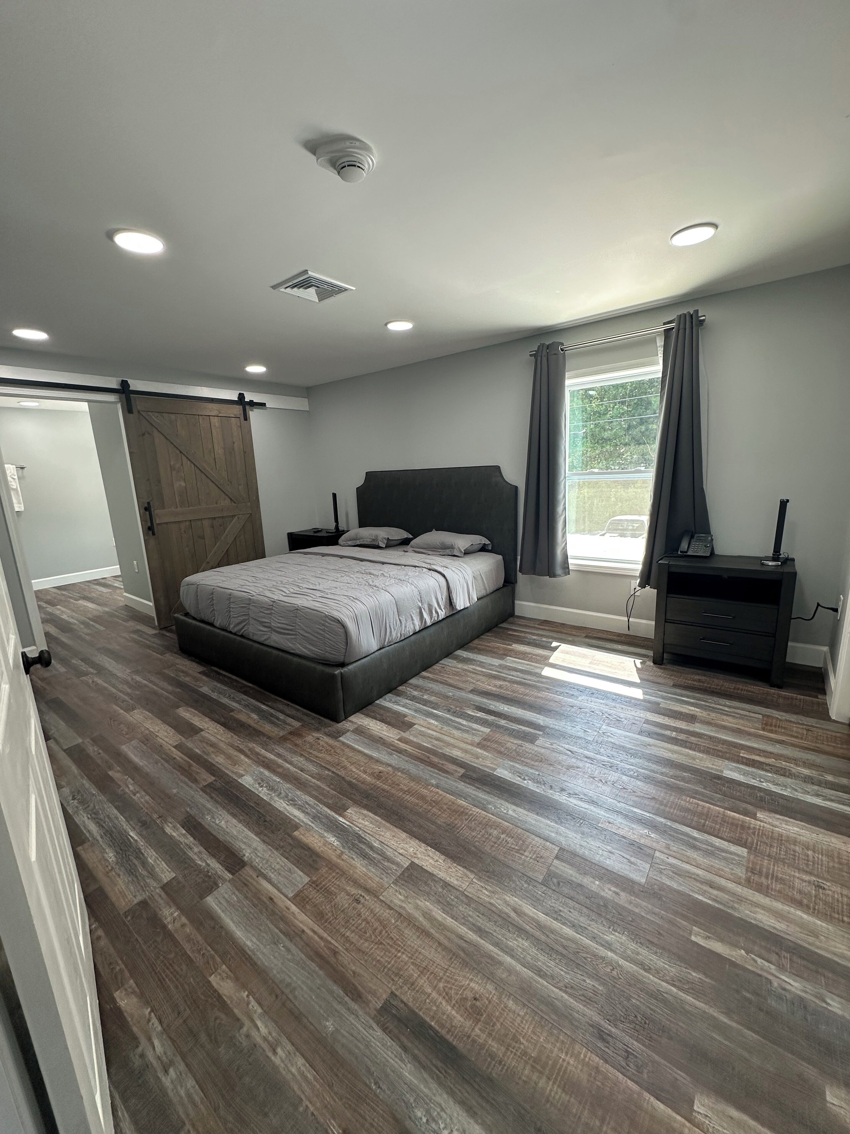 标准套房 | 办公桌、免费 WiFi、床单