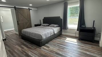 Standard-Suite | Schreibtisch, kostenloses WLAN, Bettwäsche