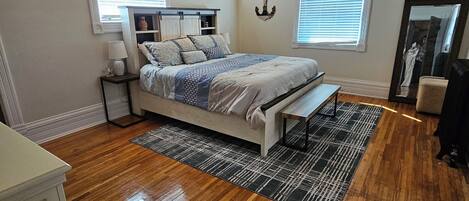 5 bedrooms, desk, free WiFi, bed sheets
